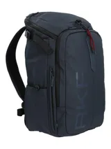 Mochila RKF de diseño técnico en color azul marino, confeccionada en poliéster reciclado repelente al agua. Cuenta con compartimento principal con cierre, detalle de logo RKF vertical en el frente y un llavero mosquetón decorativo con cordón rojo.