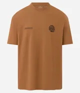 Remera marrón de corte holgado, cuello redondo y manga corta. Presenta estampado con letras en el frente y la espalda.