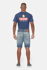 Bermuda de jean de corte recto, color celeste con lavado claro.