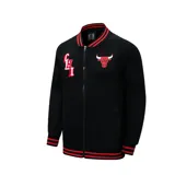 Campera deportiva negra con cierre frontal, cuello, puños y ruedo acanalados con rayas rojas y blancas. Presenta el logo de los Chicago Bulls en el pecho y letras bordadas en la manga izquierda.