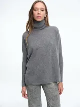Sweater de tejido de punto con cuello polera, silueta boxy holgada y mangas ajustadas.