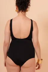 Malla entera de lycra negra con estampado abstracto en blanco y detalle de aplique metálico en el escote.