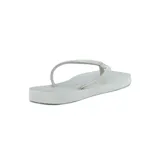 Chinelas plateadas con plataforma lisa y tiras finas con glitter.