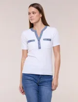 Remera blanca entallada de punto acanalado, con escote en V estilo henley, bolsillos frontales en el pecho y detalles de tela denim en contraste en la pechera, cuello y solapas de los bolsillos.