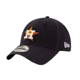 Gorra New Era modelo 9TWENTY de color negro, con visera curva y cierre ajustable. Presenta el logo bordado del equipo Houston Astros en el frente, compuesto por una estrella naranja con contorno blanco y la letra "H" superpuesta. Cuenta además con el logotipo de la marca bordado en hilo blanco en el lateral izquierdo.