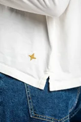 Remera color lila de algodón, manga larga y corte oversize.