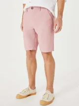 Bermuda de sarga modelo chino, color rosado, con cierre de botón y cremallera, bolsillos laterales y corte recto.