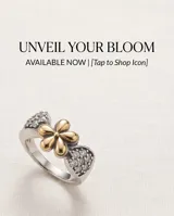 Anillo de plata 925 con aplique central en forma de flor en oro de 18k y detalles laterales con circonias engarzadas.