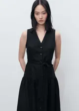 Vestido midi de corte evasé confeccionado en mezcla de lino y viscosa. Presenta cuello de pico, tirantes anchos, cierre frontal con botones y cinturón desmontable a tono para ajustar la cintura.