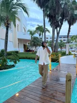 Pantalón de lino color beige, de corte amplio y con cordón ajustable en la cintura.