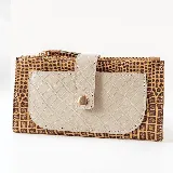 Billetera de cuero color marrón con estampado crocco y solapa color arena. Tiene bolsillo frontal, dos bolsillos con cierre y dos espacios para tarjetas en el interior.