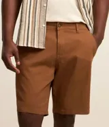 Bermuda masculina de sarga color rosa, corte slim, con bolsillos laterales y cierre con botón y cremallera.