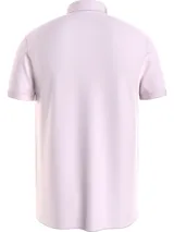Chomba de corte regular confeccionada en mezcla de algodón y elastano. Presenta cuello tipo polo, cartera de dos botones, mangas cortas y el logo de la marca bordado en el pecho.