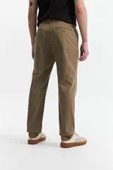 Pantalón chino de hombre color azul marino, confeccionado en gabardina con fit regular. Cuenta con bolsillos, cremallera y logo bordado.