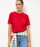 Remera básica de cuello redondo y manga corta, confeccionada en algodón suave y resistente.