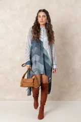Vestido tipo túnica de corte asimétrico, con diseño abotonado y mangas largas confeccionadas en microtul. Presenta un estampado abstracto en tonos azules y verdes. Versátil, puede utilizarse como vestido, túnica o camisa larga.