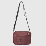Cartera tipo bandolera de la marca Bubba, color bordó, con tres compartimentos con cierre metálico y correa ajustable negra con logo grabado.