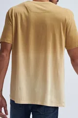Remera de manga corta color maíz con cuello redondo y bolsillo frontal en el pecho.