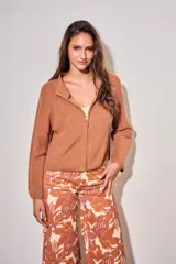 Cardigan oversize de punto color tostado, con cierre frontal y mangas largas.