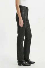 Pantalón de jean de tiro alto con acabado revestido efecto cuero, corte recto y largo al tobillo.