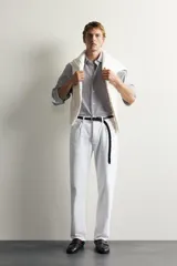 Jeans straight fit de corte recto y tiro medio, confeccionados en denim de algodón con efecto lavado en color marrón oscuro, con diseño clásico de cinco bolsillos y cierre frontal con botonadura.
