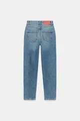 Jeans mom fit de tiro alto color negro con efecto lavado, diseño de cinco bolsillos y corte tobillero.