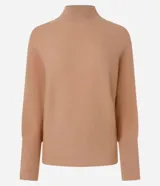 Blusa de punto acanalado color tostado, con cuello alto, mangas largas y puños ajustados. Confeccionada en viscosa, poliéster y poliamida.