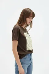 Remera de algodón color blanco, con cuello redondo, mangas cortas y estampa frontal rectangular con motivo de animal print estilo cebra y la palabra 'ICON'.