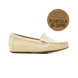Mocasín casual Korium color beige con textura sutil en el empeine y detalle de hebilla metálica lateral. Cuenta con costuras visibles y suela plana marrón.