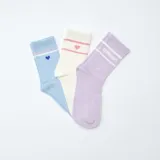 Pack de tres pares de medias de canalé de algodón, con diseño de caña media. Incluye un par celeste con corazón azul, un par crema con rayas y corazón rosa, y un par lila con rayas y la palabra 'amour' estampada.