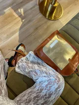 Pantalón de encaje blanco con corte recto y cintura alta.