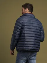 Campera puffer color bordó con cierre frontal y bolsillos laterales con cierre.