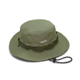 Sombrero tipo boonie color verde oliva, confeccionado en tela ripstop con protección UV, propiedades de secado rápido y repelencia al agua. Presenta una cinta decorativa en la corona, bordado con el logo de la marca y cordón ajustable con tanca.