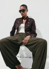 Pantalón balloon verde militar de tiro medio, con cintura elástica ajustable y bajos fruncidos con goma elástica.