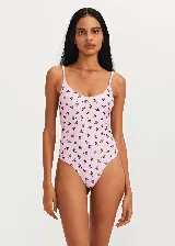 Traje de baño enterizo rosado con estampado de ojos verdes.