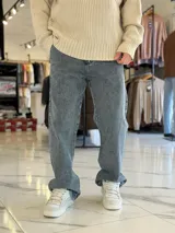 Pantalón de jean estilo baggy, de corte ancho y relajado, en color celeste claro.
