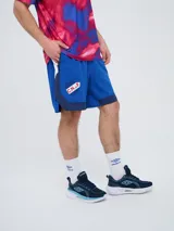 Bermuda deportiva Umbro del Club Nacional de Football, modelo Pro Training, de color azul marino con detalles blancos en el dobladillo. Presenta el escudo del club en una pierna y el logo de la marca en la otra.