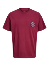 Remera de manga corta y cuello redondo color rojo tibetano, con un estampado circular pequeño en el pecho que dice "Originals Studio 1990". Confeccionada en punto single jersey.