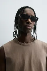 Musculosa gris de corte holgado con cuello redondo y sisa ancha.