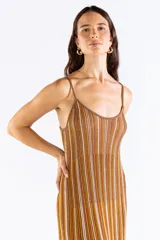 Vestido midi de tejido de punto con rayas verticales en tonos mostaza, marrón, beige y blanco, tirantes finos y escote en V.