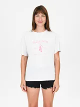 Remera de algodón color negro, de corte clásico con cuello redondo y mangas cortas. Presenta la palabra 'UNBOTHERED' estampada en letras blancas en el centro del pecho.