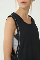 Musculosa deportiva negra con ribete gris en cuello y sisas.