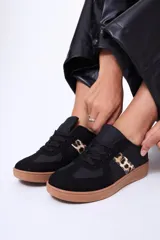 Championes urbanos de diseño clásico, combinando paneles en color blanco y beige con detalles laterales en estampado animal print de leopardo. Presentan suela de goma en tono caramelo y cierre mediante cordones blancos.