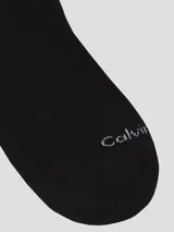 Pack de tres pares de medias cortas con detalle de volantes en el borde superior. Incluye un par negro, uno blanco y uno gris melange, todos con el logo CK bordado.