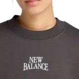 Buzo de cuello redondo New Balance, de corte cropped y diseño holgado con mangas amplias. Presenta el logo de la marca bordado en el centro del pecho.