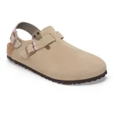 Zueco Birkenstock modelo Tokio, color taupe, confeccionado en gamuza con correa de talón ajustable y hebilla metálica. Cuenta con suela de corcho y base de goma antideslizante.