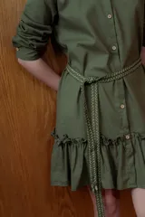 Vestido camisero corto color verde oliva con botones frontales, cinturón trenzado y volados en el ruedo.