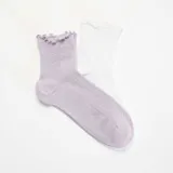 Pack de dos pares de medias de punto calado con diseño de ondas en los bordes superiores, en colores lila y blanco.