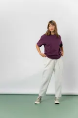 Remerón de algodón color beige, con diseño oversize, cuello redondo, mangas cortas amplias y hombros caídos.