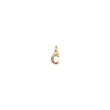 Dije de aleación de metales bañado en oro de 18k con forma de letra C con argolla.